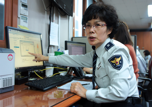 117학교폭력신고센터장인 신영숙 경감은 117전화와 문자 외에도 익명을 보장하는 사이버 신고가 있다며 적극적으로 관심 갖고 신고해줄 것을 당부했다.