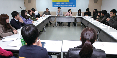 1월 15일 서울 동작구 서울여성플라자에서 21세기청소년공동체희망 주최로 긴급 토론이 있었다. 중·고교생과 교사 20여명이 참석해 학교 폭력 문제 등에 대해 토론했다.