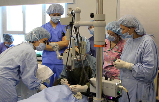 몽골 의료 봉사에 나선 한국 의료진들이 현지 안과병원에서 몽골인 의사들이 지켜보는 가운데 망막 환자를 수술하고 있다.(사진=저작권자 (c) 연합뉴스. 무단전재-재배포금지)