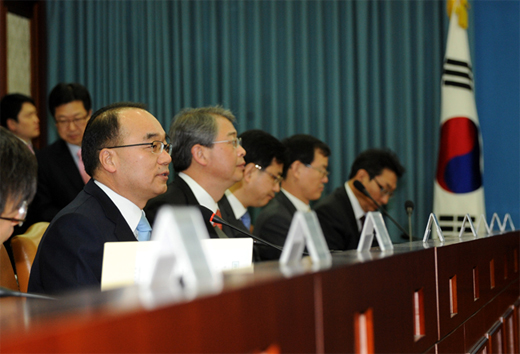 박재완 기획재정부 장관이 22일 정부중앙청사에서 주재한 제7차 위기관리대책회의에서 모두발언을 하고 있다.