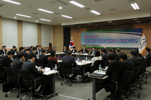 이명박 대통령이 24일 서울 중구 해외건설협회에서 열린 중동지역 전문인력 진출방안 전략회의를 주재 하고 있다. (사진=청와대)