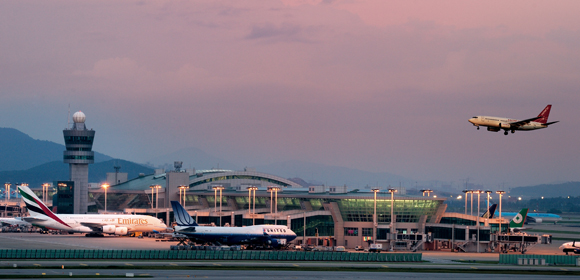 인천국제공항은 올 3월로 개항 11주년을 맞는다. 인천국제공항은 ‘세계 최우수 공항상’을 7년 연속 수상하는 등 세계 최고의 공항으로 떠올랐다.