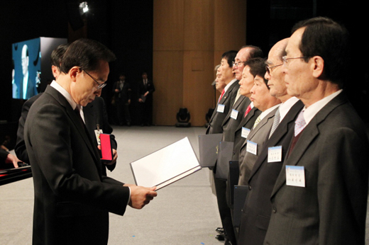 이명박 대통령이 1일 오전 서울 세종문화회관에서 열린 3.1절 기념식에서 독립유공자 7명에게 정부 포상을 하고 있다.
