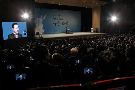 이명박 대통령이 1일 오전 서울 세종문화회관에서 열린 제93주년 3.1절 기념식에 참석, 기념사를 하고 있다.