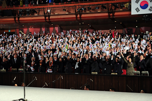 이명박 대통령이 1일 오전 서울 세종문화회관에서 열린 제93주년 3.1절 기념식에서 참석자들과 만세삼창을 하고 있다.