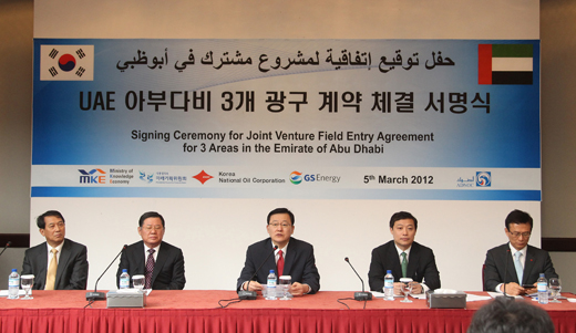 5일 아랍에미리트(UAE) 아부다비에서 열린 UAE 유전 최종본계약 체결식 직후 아부다비 힐튼호텔에서 열린 기자회견에서 한국석유공사 강영원사장과 곽승준 미래기획위원장, 홍석우 지경부장관, GS 칼텍스 허동수회장, 권태균 UAE대사(오른쪽부터)가 기자들의 질문에 답하고 있다