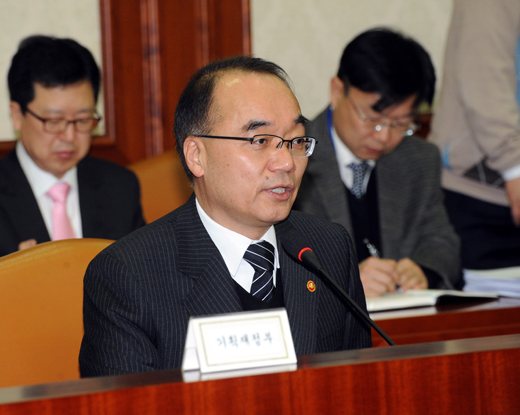 박재완 기획재정부 장관이 9일 정부중앙청사에서 열린 물가관계장관회의에서 모두발언을 하고 있다.
