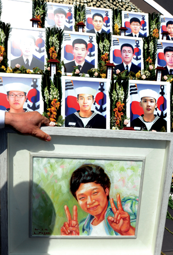 천안함 사건 1주기인 지난해 3월 26일, 국립대전현충원에서 천안함 46용사 추모식이 엄수됐다. 추모식장에 희생장병의 그림이 놓여져 있다.