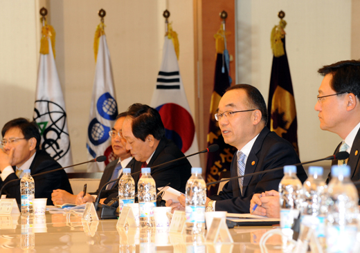 박재완 기획재정부 장관이 21일 서울 대한상공회의소에서 주재한 위기관리대책회의에서 모두발언을 하고 있다.