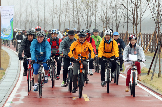 이명박 대통령이 22일 인천 아라빛섬에서 열린 제4회 대한민국 자전거 대축전 및 ‘투르 드 코리아 2012’ 개막식에 참석한 후 경인 아라뱃길을 따라 조성된 아라자전거길을 라이더들과 함께 달리고 있다. (사진=청와대)