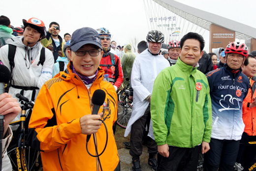 이명박 대통령이 22일 인천 아라빛섬에서 열린 제4회 대한민국 자전거 대축전 및 ‘투르 드 코리아 2012’ 개막식에 참석, 인사말을 하고 있다.