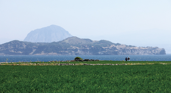 가파도의 푸르른 청보리밭 너머로 제주도의 송악산과 산방산이 차례로 보인다.