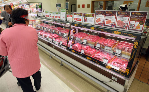 농림수산식품부는 26일 “BSE에 걸린 쇠고기가 수입될 가능성은 없다”고 밝혔다. 사진은 한 대형마트의 수입육 코너. 