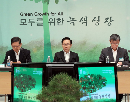 이명박 대통령이 2일 오전 청와대에서 제17차 녹색성장위원회 및 제8차 이행점검결과 보고대회를 주재하고 있다.(사진=청와대)