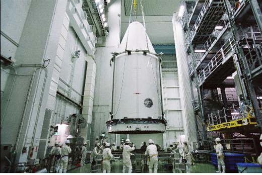 정부는 “아리랑 3호가 발사 준비를 정상적으로 완료해 오는 18일 새벽 1시39분경 일본 다네가시마 발사장에서 발사된다”고 밝혔다. 사진은 지난 3일 아리랑3호 위성 장착이 완료된 발사체 상/하단페어링의 조립작업 모습.(사진=기획재정부)