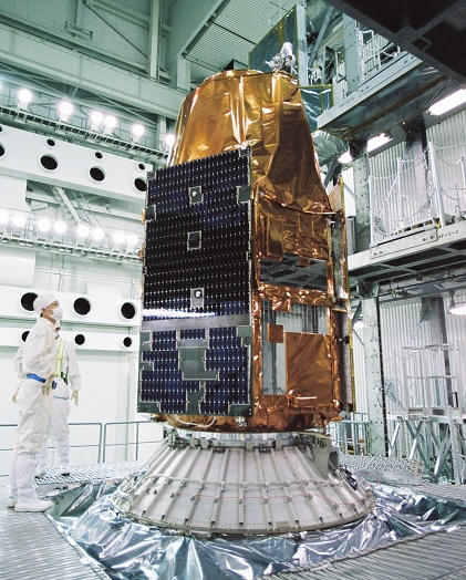 H-2A발사체 하단 페어링에 장착된 아리랑 3호의 모습.(사진=기획재정부)