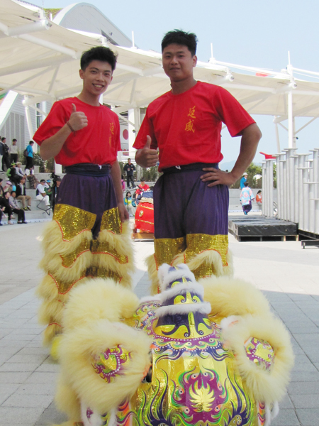 엑스포 광장 공연 팀 중 하나인 중국 ‘연희단팔산대’의 배우들이 중국 전통 사자(獅子) 놀이 공연을 위해 대기하고 있다.  