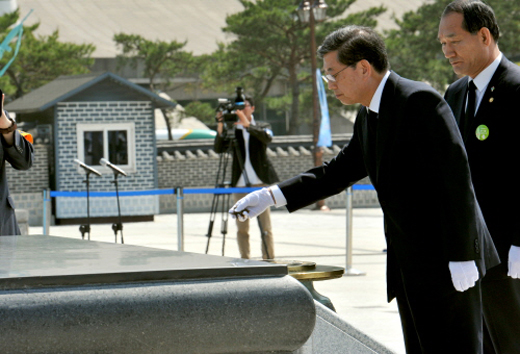 김황식 국무총리가 18일 광주 5.18 민주묘지에서 일련 5·18 민주화운동 기념식에 참석, 분향을 하고 있다.(사진=국무총리실)