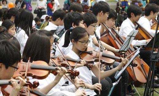 ‘자원봉사 페스티벌’에 참여한 학생오케스트라가 연주를 하고 있다. 음악교육은 학교폭력 문제를 해결하고, 예방하는 데도 효과가 있다. (사진=저작권자 (c) 연합뉴스. 무단전재-재배포금지)