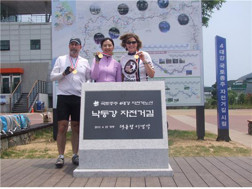 캐슬린 스티븐스(맨 오른쪽) 전 주한 미국대사가 4대강 자전거길을 종주한뒤 참가자들과 기념촬영을 하고 있다.(사진=4대강살리기추진본부)