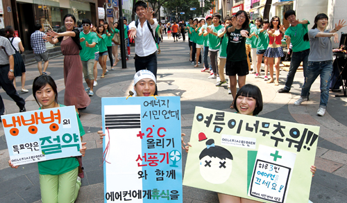 전력대란이 일어났던 지난해 여름 한 시민단체가 서울 명동 거리에서 냉방온도를 준수해 전력난도 해소하고 건강도 지키자는 내용의 플래시몹 퍼포먼스를 펼치고 있다.