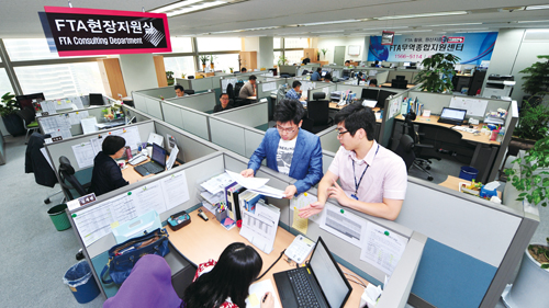 FTA무역종합지원센터는 FTA 효과를 극대화하기 위한 각종 컨설팅 등 지원 업무를 담당한다. 서울 이외에 16개 지역에도 활용지원센터를 가동중이다.