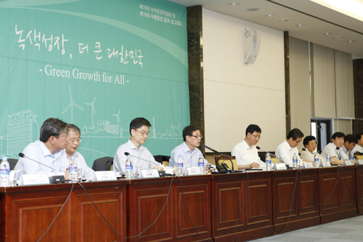 김황식 국무총리가 13일 오후 정부중앙청사에서 열린 ‘19차 녹색성장위원회 및 10차 이행점검 회의’에 참석해 모두발언을 하고 있다.(사진=녹색성장위원회)