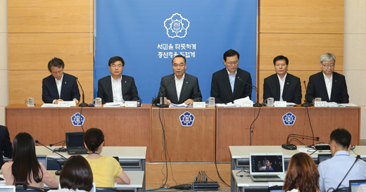 박재완(왼쪽에서 세번째) 기획재정부 장관이 28일 오후 경기도 과천 정부종합청사에서 열린 
