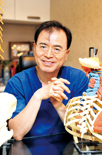 최윤근 박사는 2002년부터 외국인 노동자들을 위한 무료진료소를 운영하고 있다. 그는 전립선암 때문에 무려 여섯 번의 수술을 받았지만 진료가 있는 일요일마다 분당으로 출근한다.