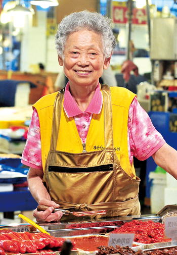 류양선 할머니는 서울 노량진 수산시장에서 37년째 젓갈을 팔고 있다. 그는 자린고비로 모은 돈 23억여원을 집안 사정이 어려운 학생들의 장학금과 사회복지시설 운영자금으로 기부했다.