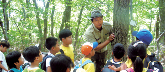 전국 19개 국립공원에서 진행되는 생태관광 프로그램에 참여하면 국립공원의 자연과 문화를 한꺼번에 느낄 수 있다. 설악산국립공원의 ‘자연과 문화를 함께 즐기는 설악산 기행’에 참여한 어린이들이 숲 생태계에 대한 설명을 듣고 있다.