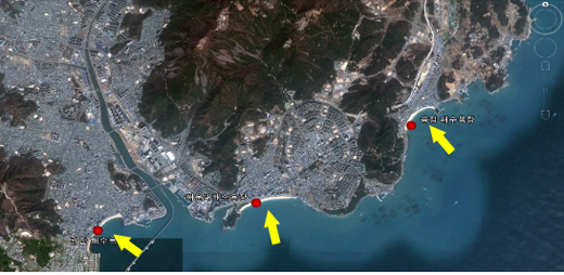 부산 해운대·광안·송정해수욕장의 지형.(노란색 화살 : 여름철 풍계의 바람 혹은 파의 방향) 