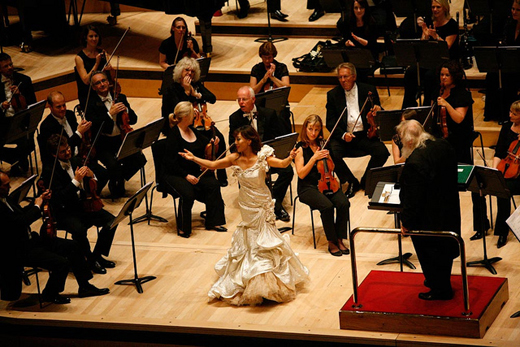 런던 필하모닉 오케스트라의 협연으로 멋진 무대를 선보이고 있는 소프라노 ‘조수미’의 공연모습. 사진=주영한국문화원