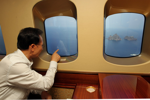 이명박 대통령이 독도에 착륙하기 전 전용헬기에서 독도를 내려다보고 있다.