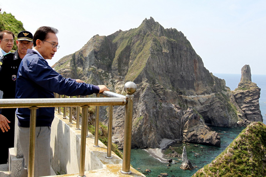 독도를 방문한 이명박 대통령이 섬 주변을 둘러보고 있다.