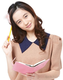다이어리를 정리하는 모습 다이어리를 정리하는 모습