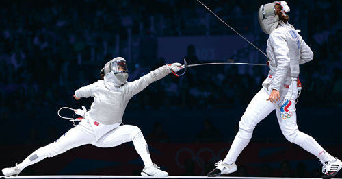 펜싱 김지연(왼쪽)이 여자 사브르 개인전 결승에서 러시아 소피야 벨리키야에 공격을 성공시키고 있다.