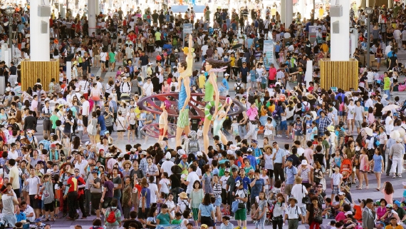 여수엑스포에 다녀간 총 관람객 수는 모두 820만 3856명으로 집계됐다. 사진은 EDG 아래 관램객 모습.