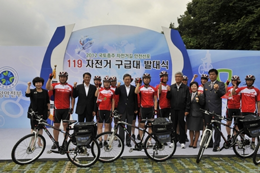 16일 오전 경기도 남양주시 능내역 광장에서 열린 119 자전거 구급대 발대식에서 맹형규 행안부 장관과 119 자전거 구급대원들이 기념촬영을 하고 있다.(사진=소방방재청) 