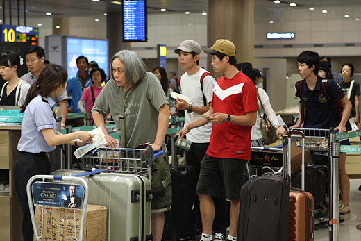 입국객들로 분주한 인천공항세관 모습. 휴가철인 요즘에는 하루 5만명 가까이 입국한다.