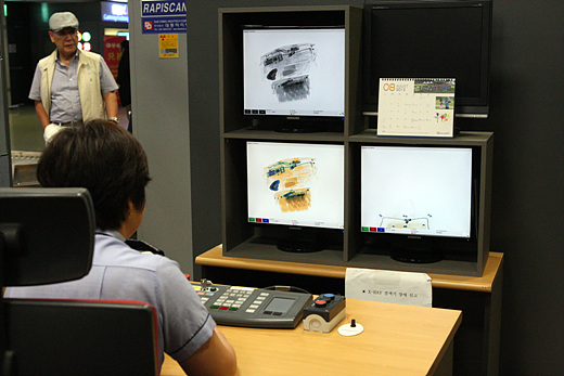 인천공항세관 직원이 X-Ray를 이용해 여행객의 휴대품을 영상판독하고 있다.