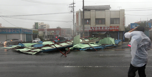 태풍 볼라벤이 북상하는 가운데 28일 오전 전남 목포시의 한 도로에 조립건물이 강풍에 날려 도로위에 떨어져 있다.(사진=저작권자 (c) 연합뉴스. 무단전재-재배포금지) 