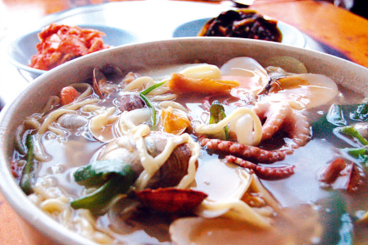 국물 맛이 끝내 주는 금강 하구 해물칼국수.