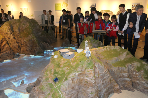 14일 오전 서울 서대문구 미근동 독도체험관에서 열린 개관행사에서 가수 김장훈을 비롯한 행사 참가자들이 독도 모형을 구경하고 있다. 독도체험관은 1500년 독도 역사를 소개하는 ‘역사·미래관’, 특수 제작된 영상을 통해 마치 독도 주변 바다에 들어간 것과 같은 가상 체험을 할 수 있는 ‘4D영상관’, ‘자연관’ ‘기획전시관’으로 꾸며져 있다.(사진=저작권자 (c) 연합뉴스. 무단전재-재배포금지)