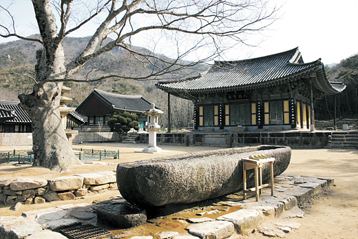 월출산 도갑사. 붐비지 않아 가을 산사의 호젓함을 느낄 수 있다.