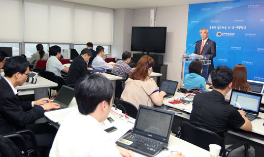 취임 1년을 맞은 최광식 문화체육관광부 장관이 17일 오전 서울 종로구 와룡동 문화체육관광부 기자실에서 기자간담회를 열고 그동안의 성과와 비전을 밝히고 있다.