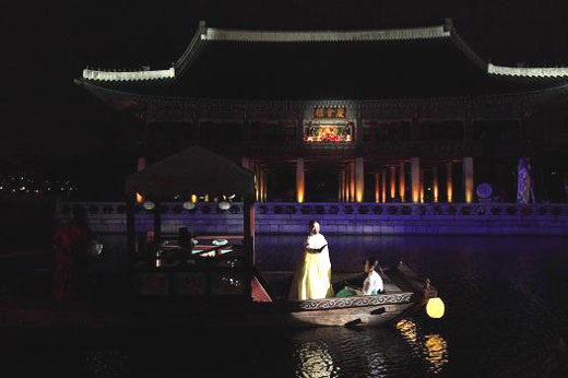 29일 오후 서울 종로구 세종로 경복궁 경회루에서 열린 야간 전통 공연 