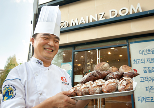 홍종흔 명장은 23개 점포를 운영하는 CEO이기도 하지만 제과제빵사를 천직으로 여기고 있다.