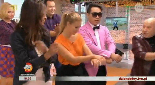 폴란드 tvn 방송 진행자들이 강남스타일의 말춤을 따라하는 장면.