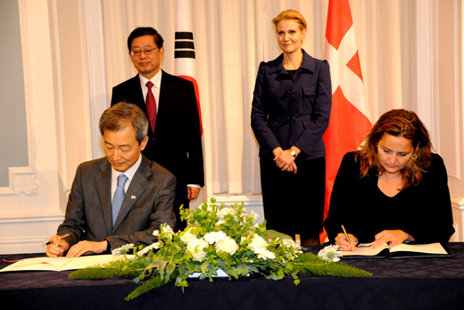 서명식은 양국 총리가 임석한 가운데 우리측은 안호영 외교통상부 제1차관이, 덴마크측은 Pia Olsen Dyhr 통상투자장관이 각각 서명했다. 